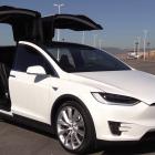 Tesla Model X huren met chauffeur